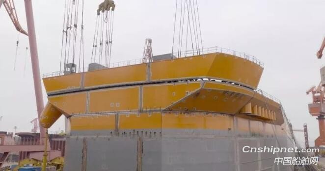 外高橋造船F(xiàn)PSO首制船船艏部最后一只總段80F搭載上船