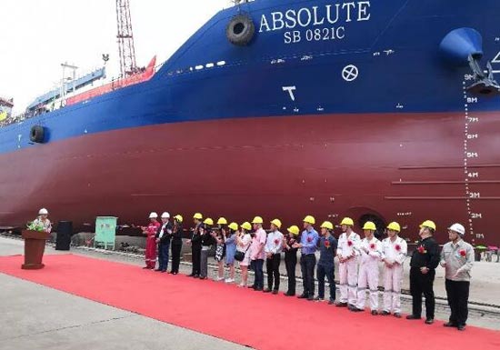 大洋海裝7999DWT加油船下水