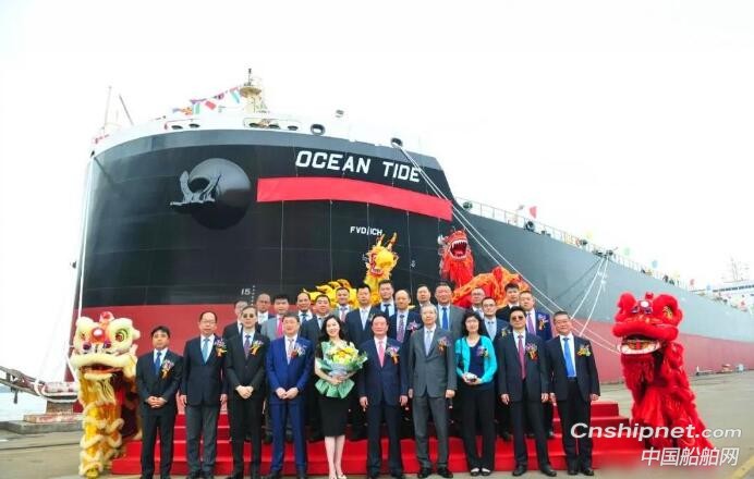 揚(yáng)子江船業(yè)82000DWT散貨船順利命名交付